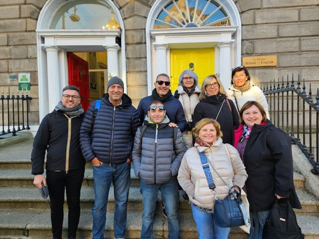 Gruppo di partecipanti alla mobilità Erasmus davanti alla scuola di inglese di Dublino