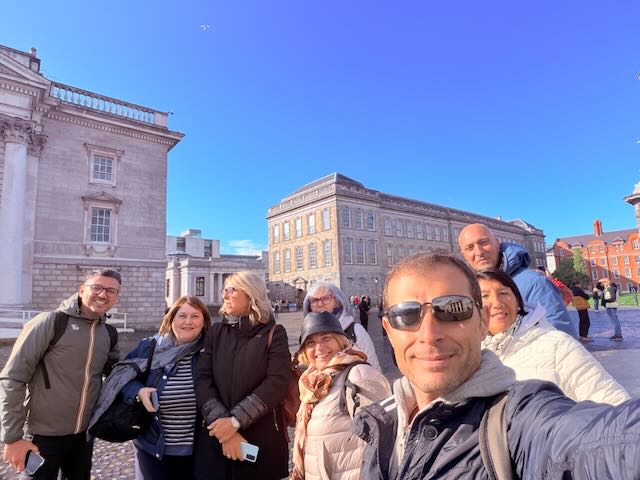 Gruppo di partecipanti durante una visita culturale nel centro di Dublino