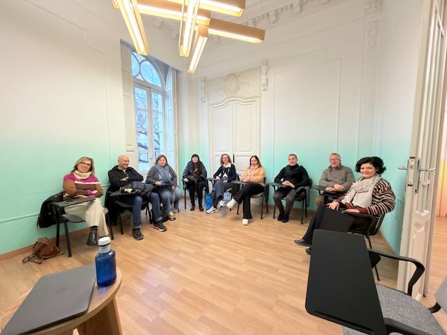 Partecipanti seduti in aula durante un'attività formativa Erasmus a Valencia