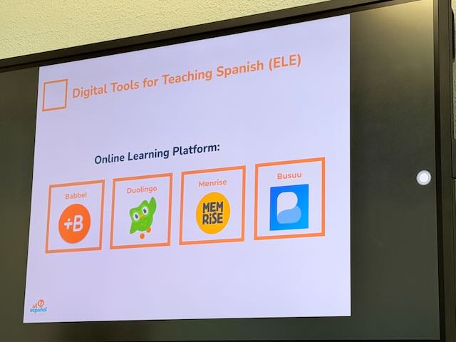 Schermo interattivo con una lezione sugli strumenti digitali per l'insegnamento delle lingue