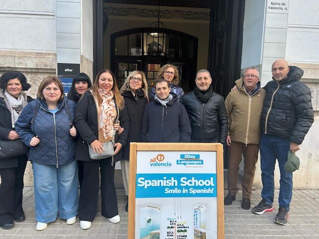 Gruppo di partecipanti alla mobilità Erasmus davanti alla scuola di lingue di Valencia